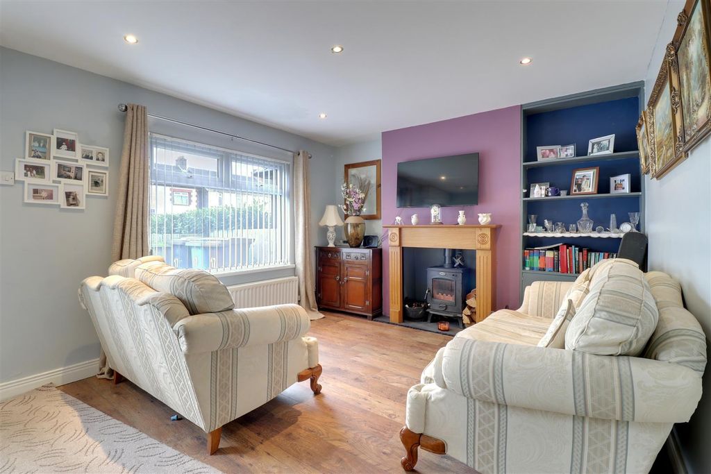 Property photo 3 of 16 Lounge