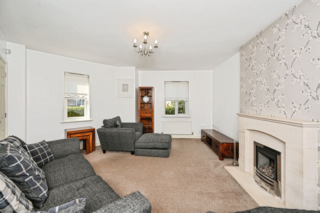 Property photo 2 of 27