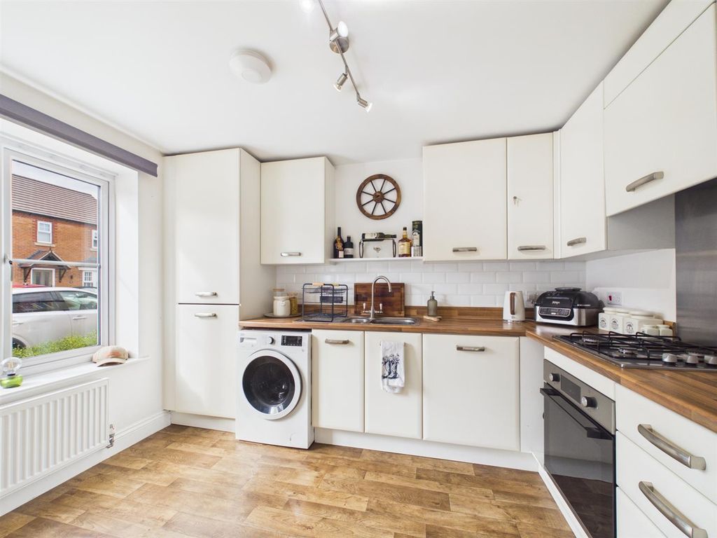 Property photo 3 of 10 Kitchen