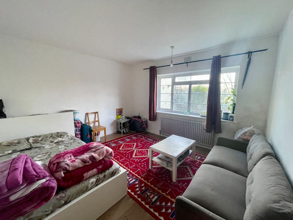 Property photo 2 of 9 4747283