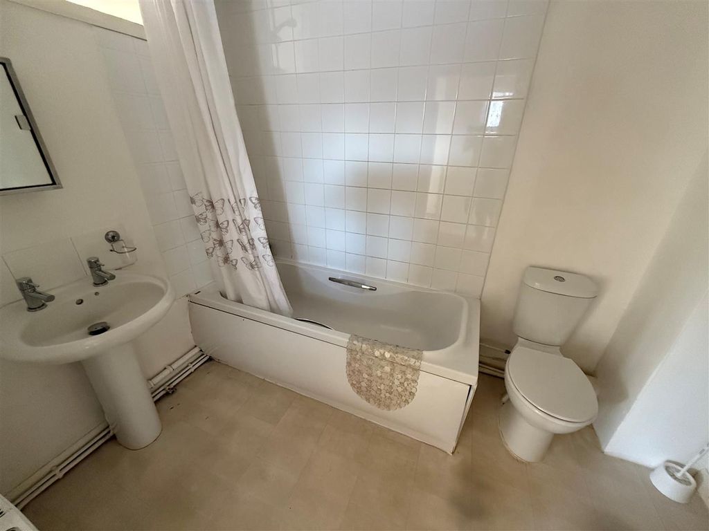 Property photo 2 of 8 Bathroom