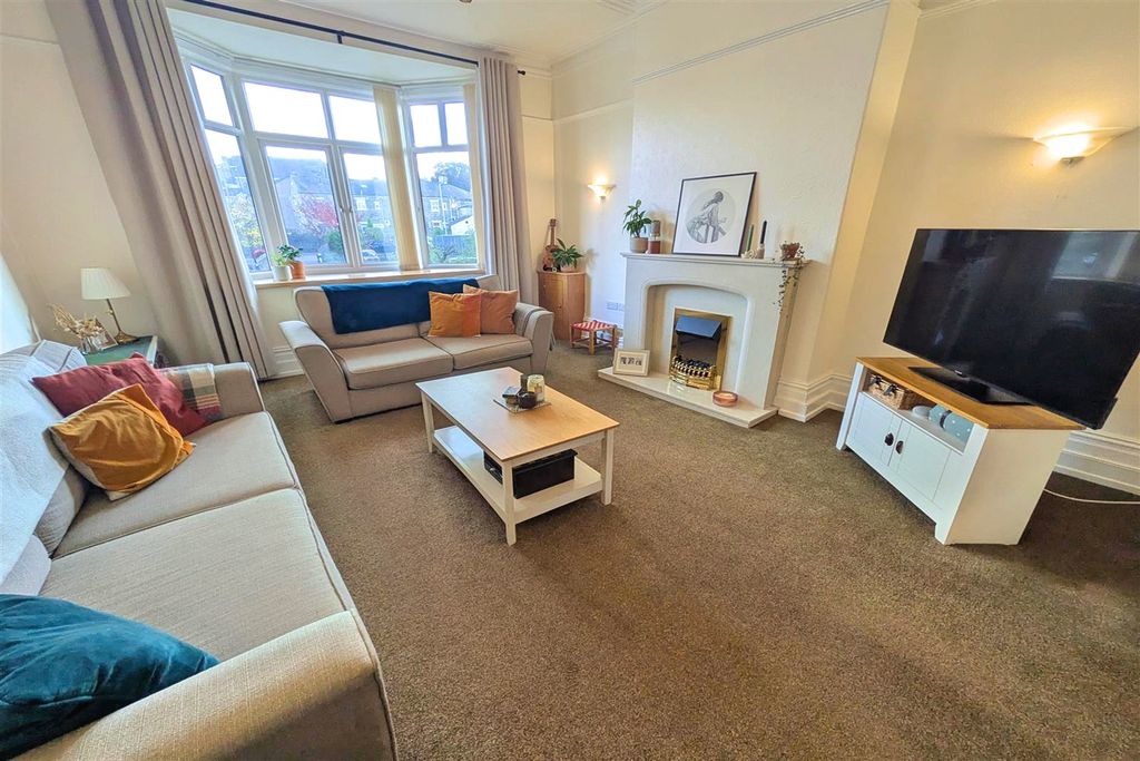 Property photo 1 of 8 Lounge