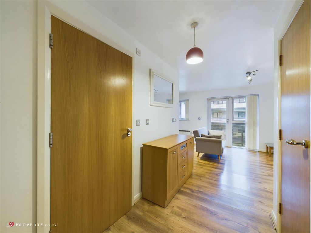 Property photo 3 of 9 Cam05016G0-Pr0021-St
