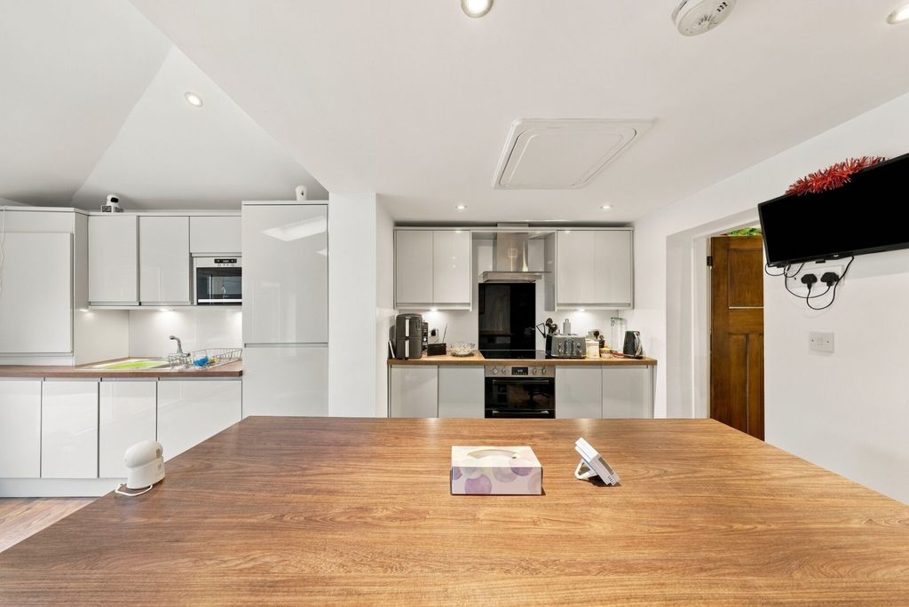 Property photo 3 of 25 Kitchen/Diner