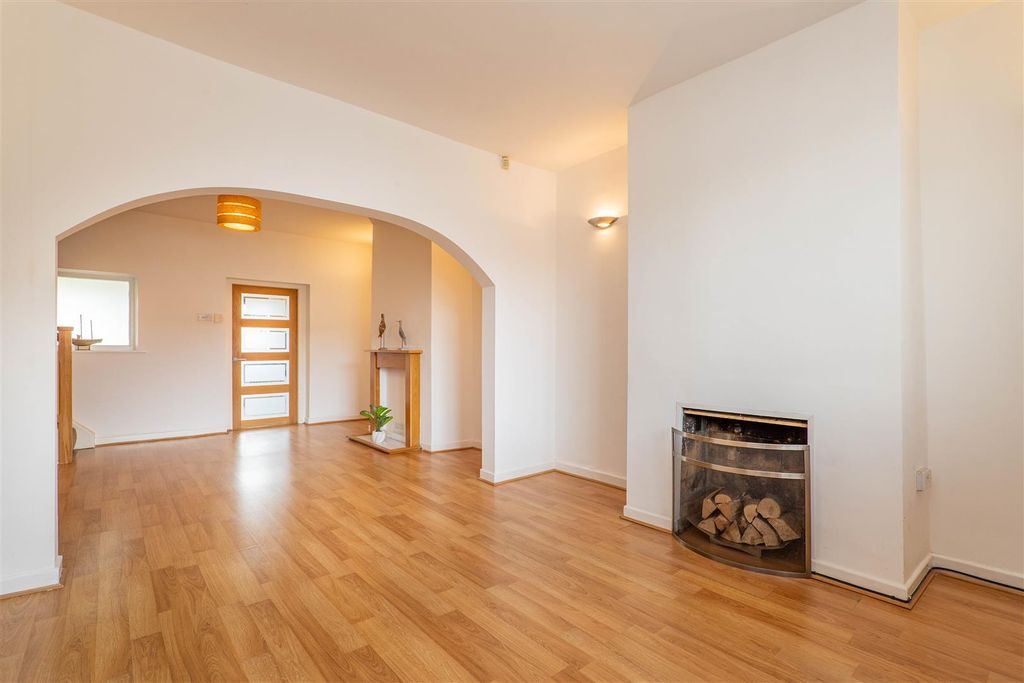 Property photo 2 of 30 Lounge