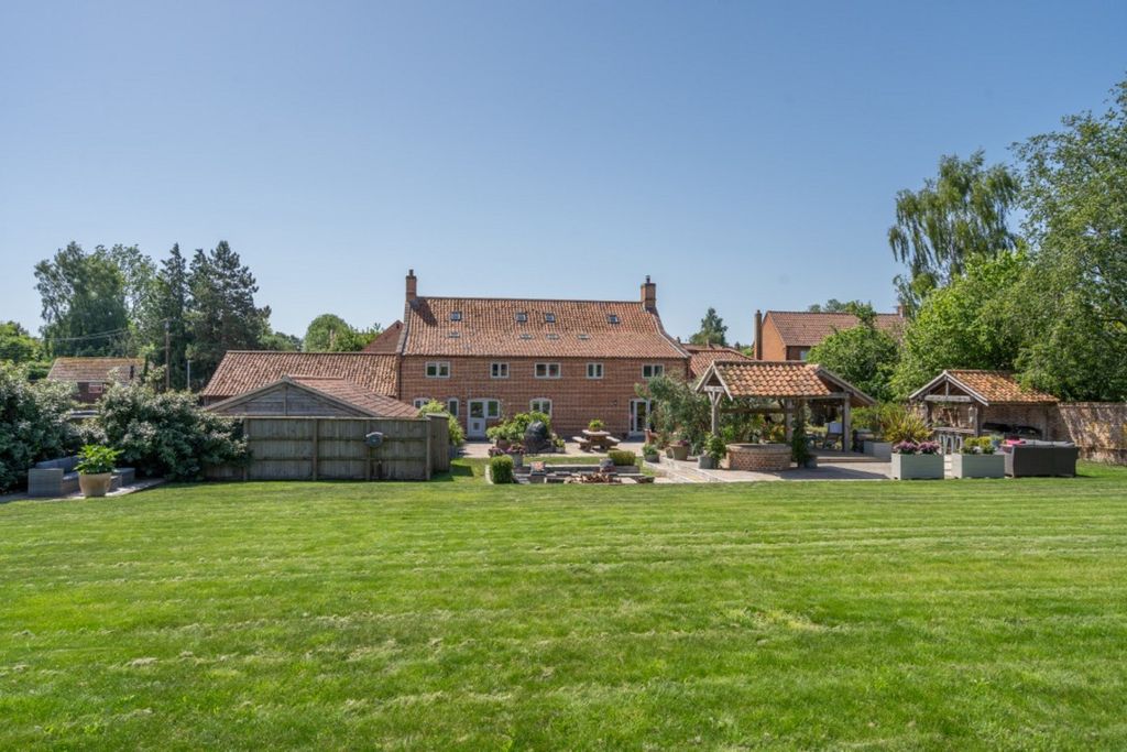 Property photo 2 of 37