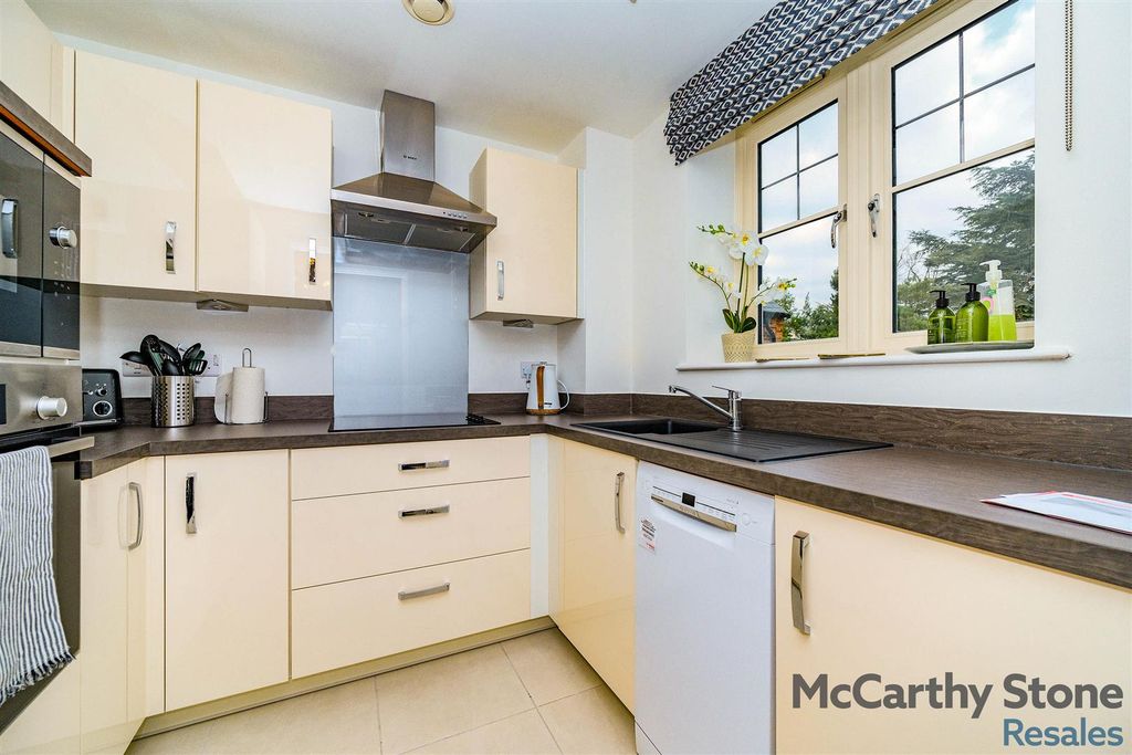Additional image 4 of 2 bed flat for saleGreat North Road, Hatfield AL9