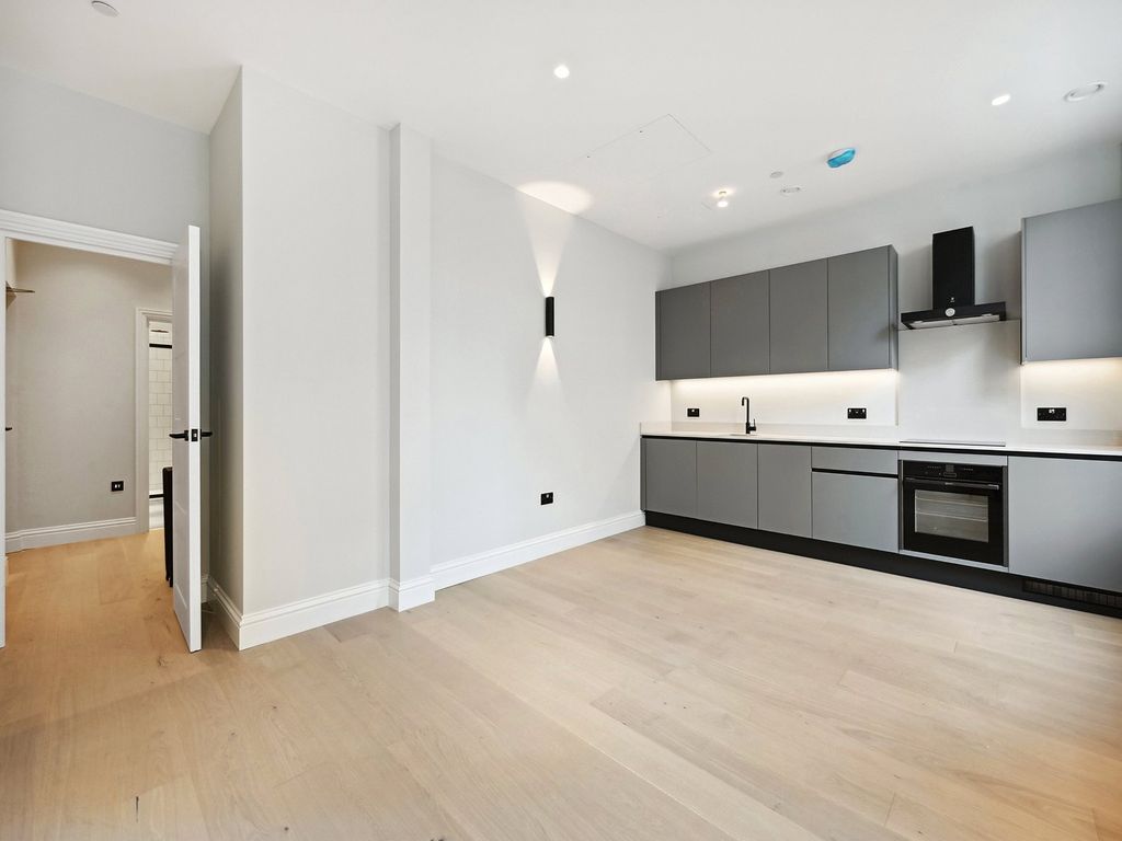 Property photo 3 of 11 Shaftesbury Avenue