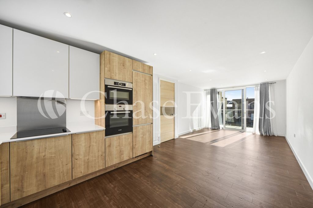 Property photo 1 of 18 Living