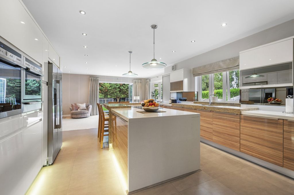 Property photo 2 of 26