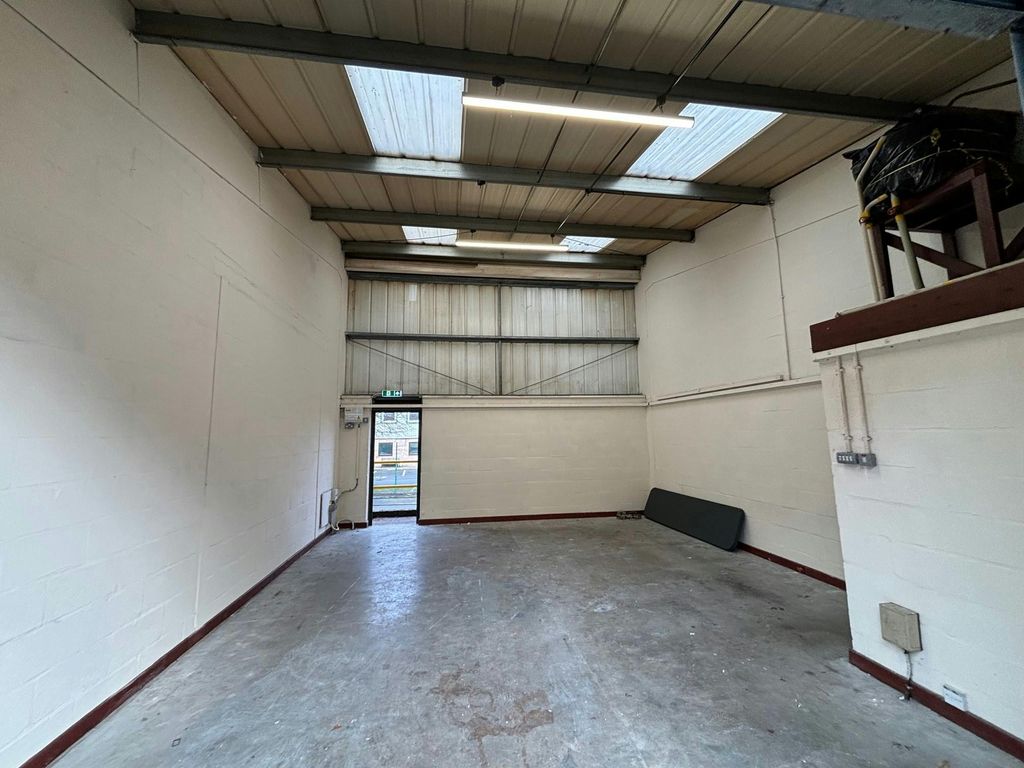Property photo 3 of 12 11Pontymister New Intjpg2.Jpg