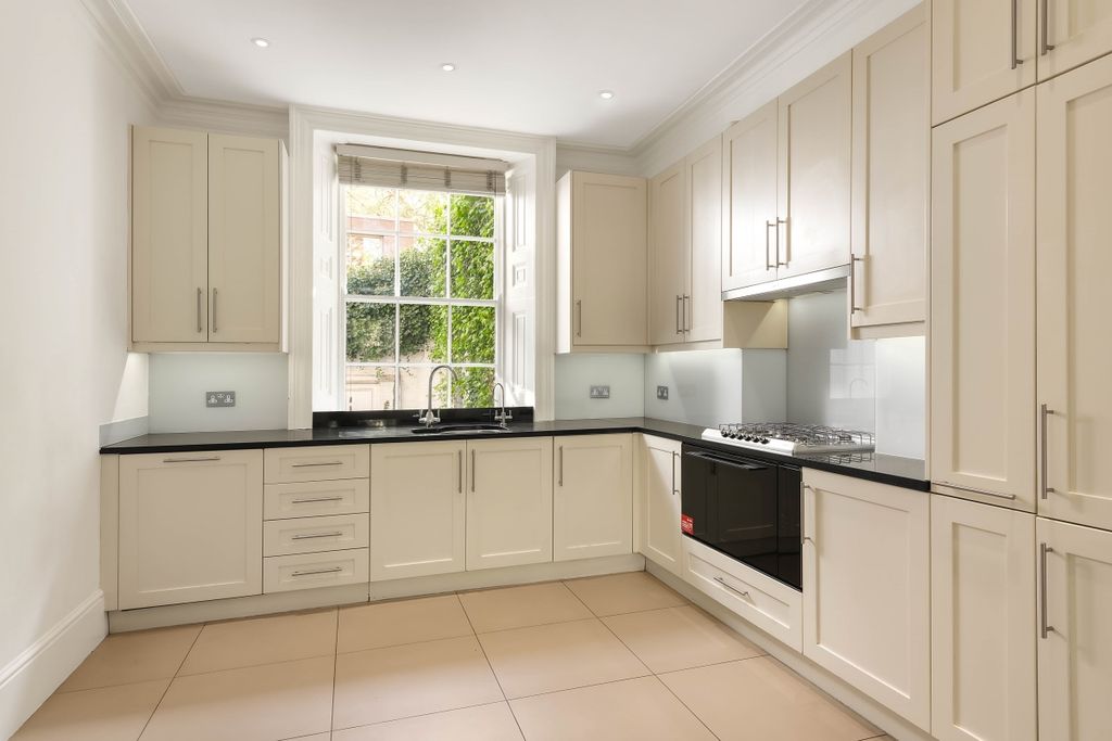 Property photo 2 of 16 Brompton Square