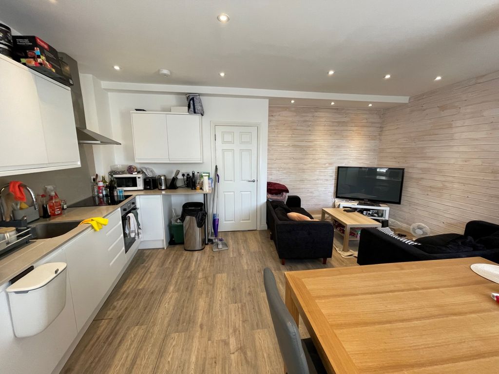 Property photo 3 of 12 Photo 7