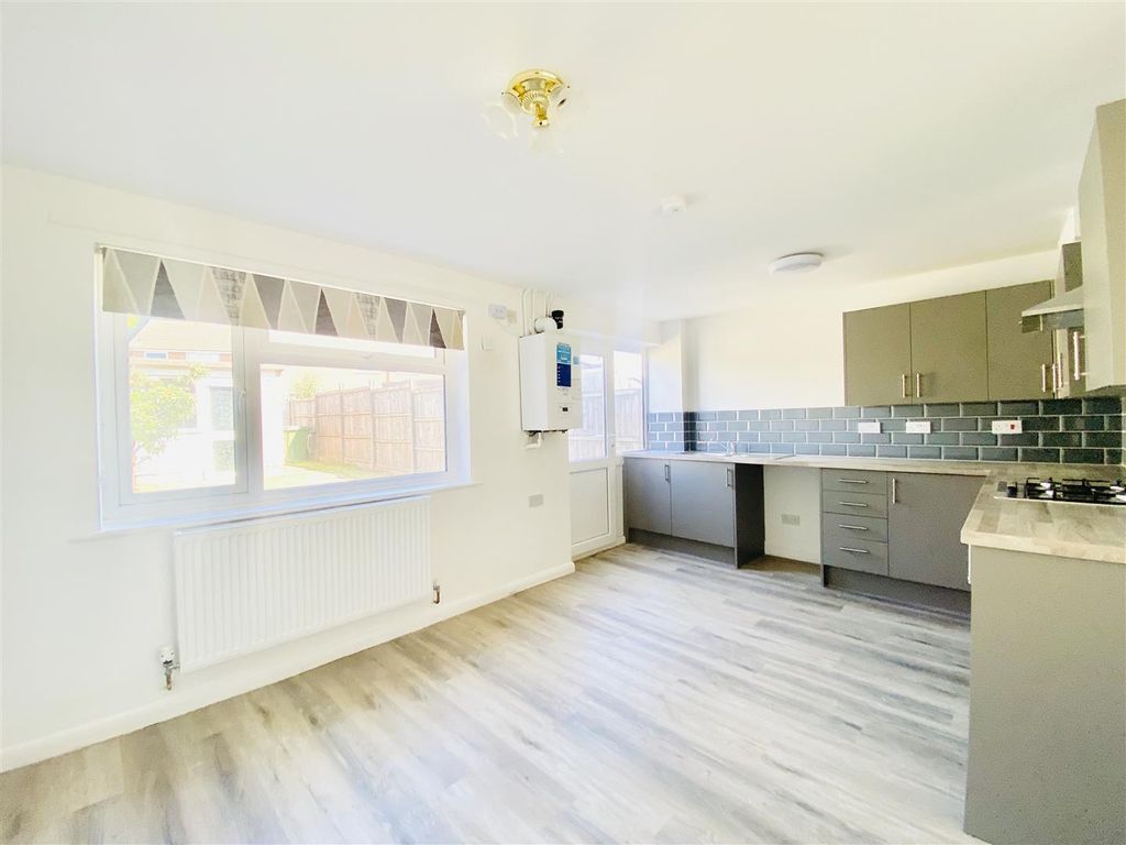 Property photo 3 of 11 Kitchen