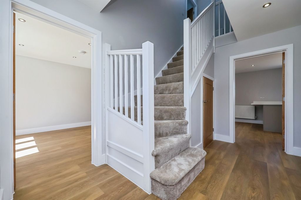 Property photo 2 of 31