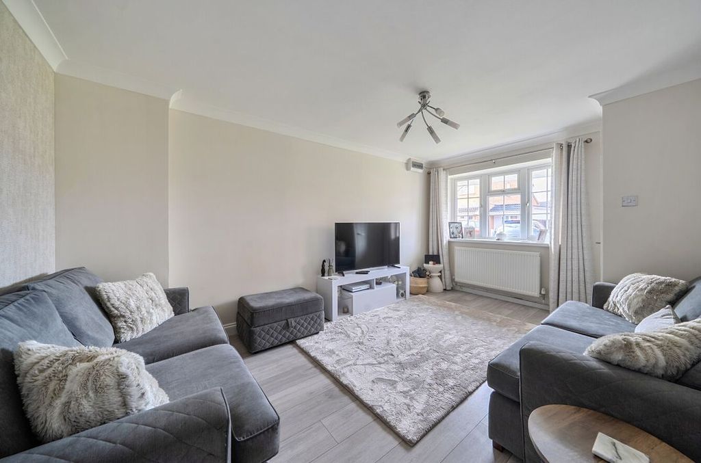 Property photo 2 of 11 14416851169De003538c02