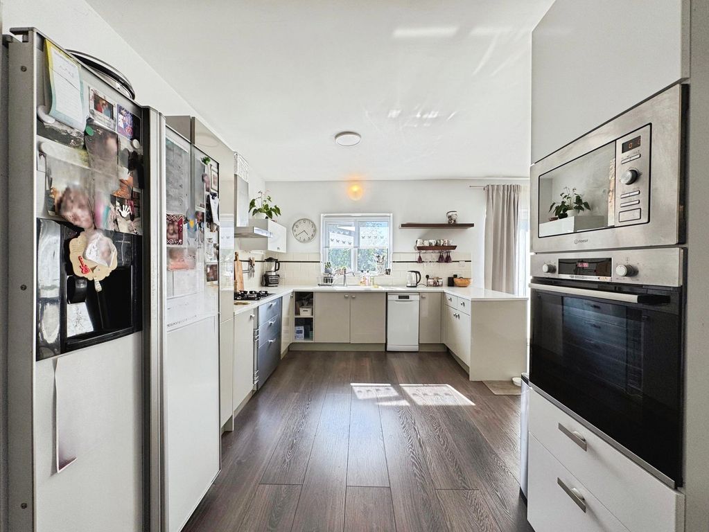 Property photo 3 of 19 Kitchen