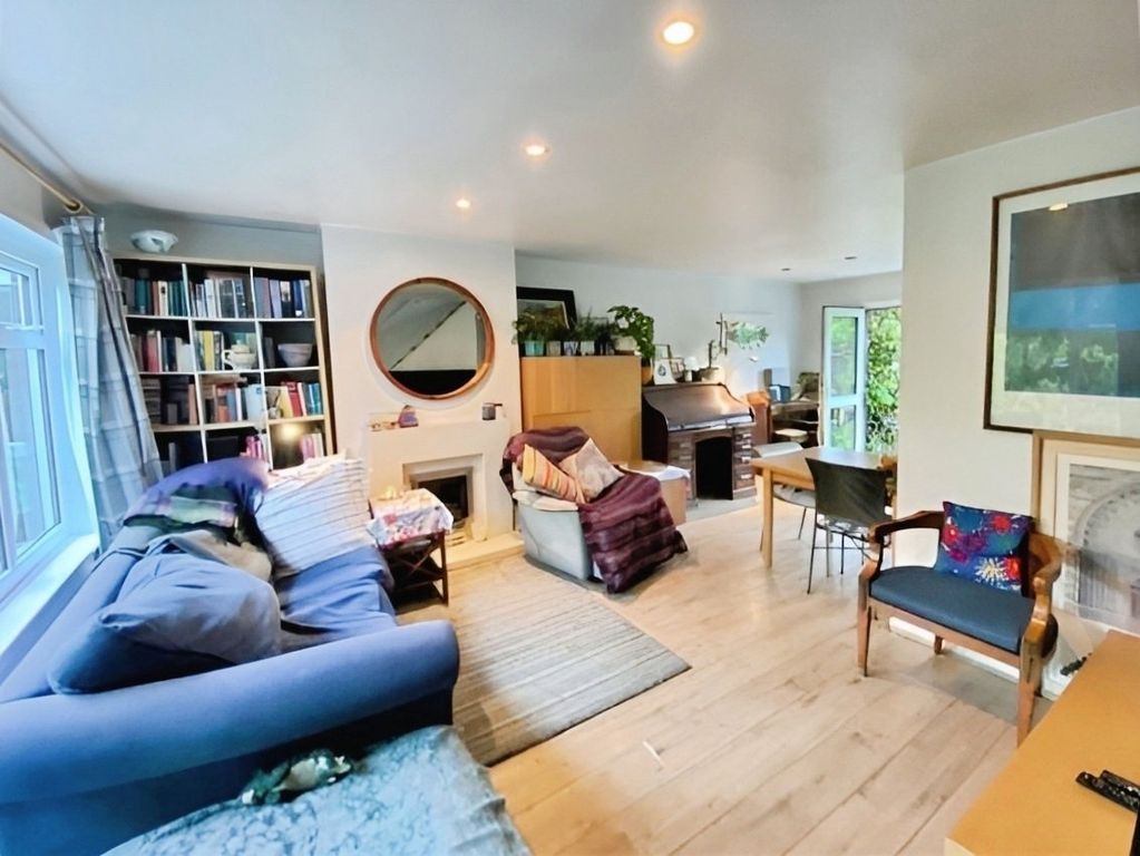 Property photo 2 of 11 Lounge