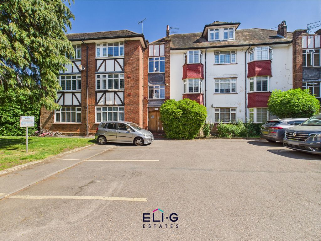 Property photo 1 of 12 A Bright &amp; Spacious Three Bedroom Purpose Built Apartment