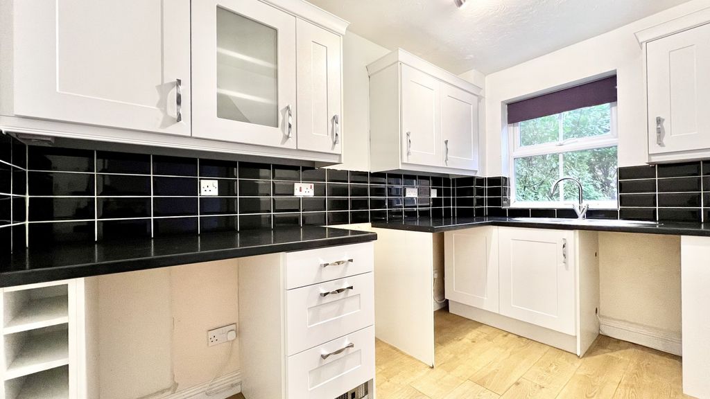 Property photo 3 of 7 Kitchen