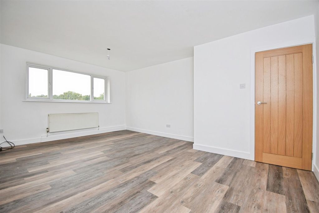 Property photo 1 of 8 Lounge