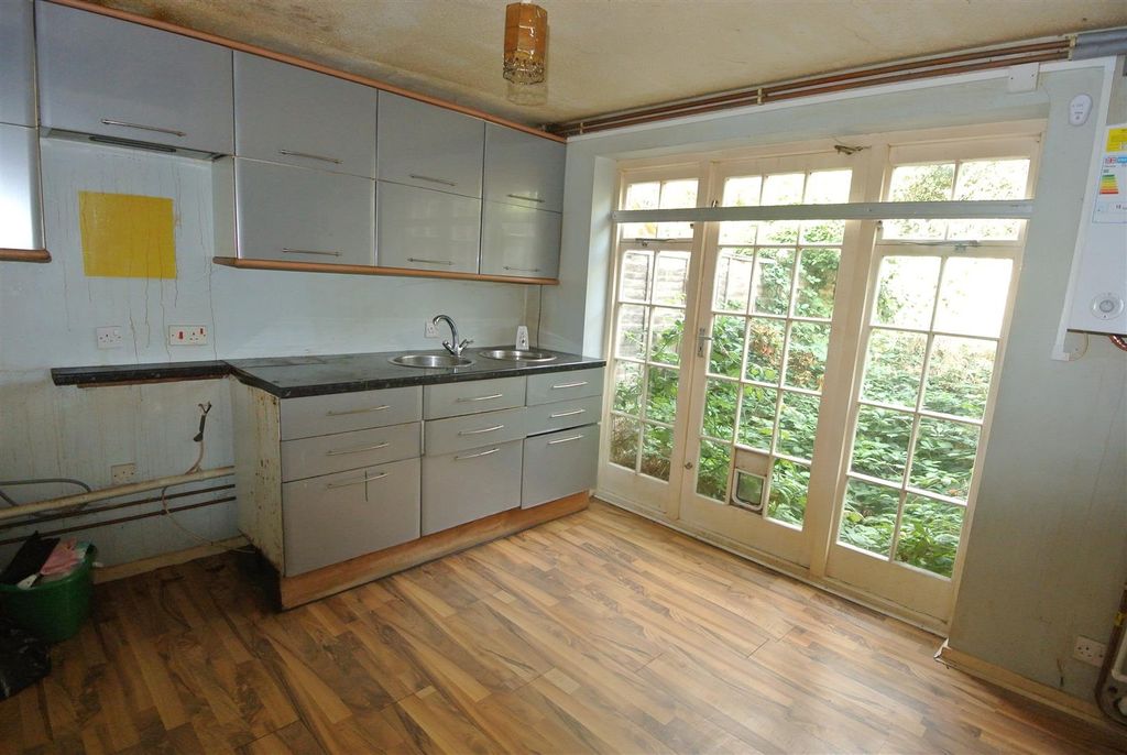 Property photo 3 of 10 Kitchen.Jpg