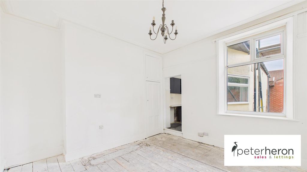 Property photo 3 of 11 Dining Room