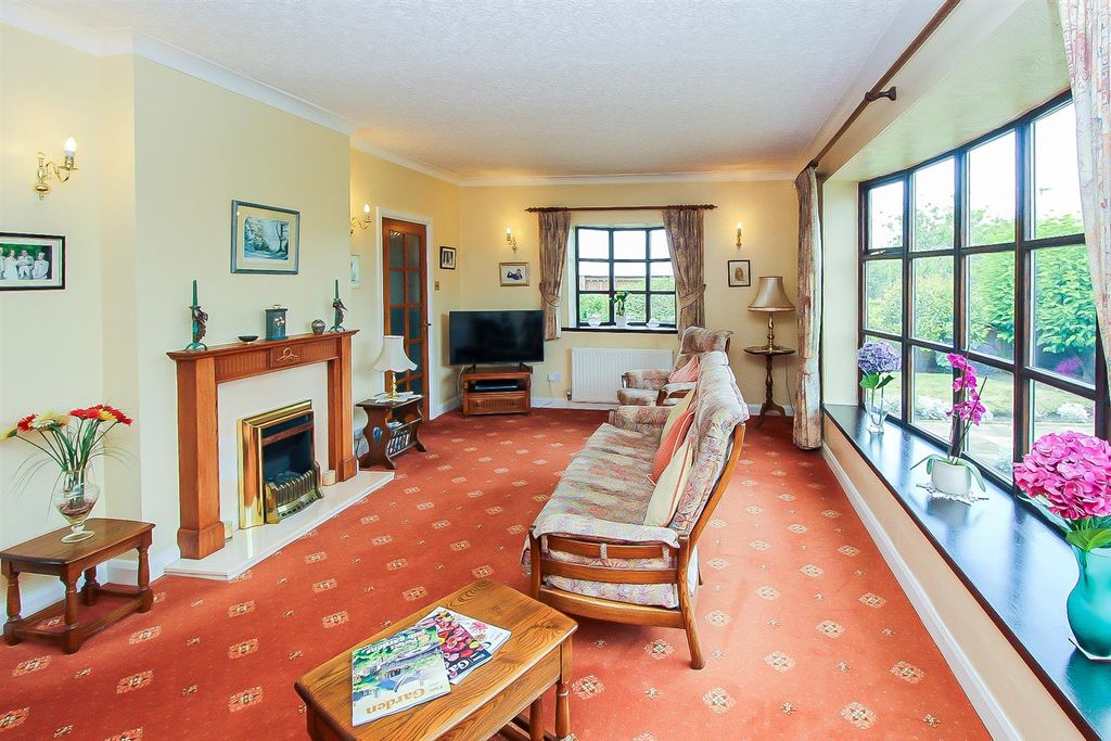 Property photo 2 of 16 Lounge