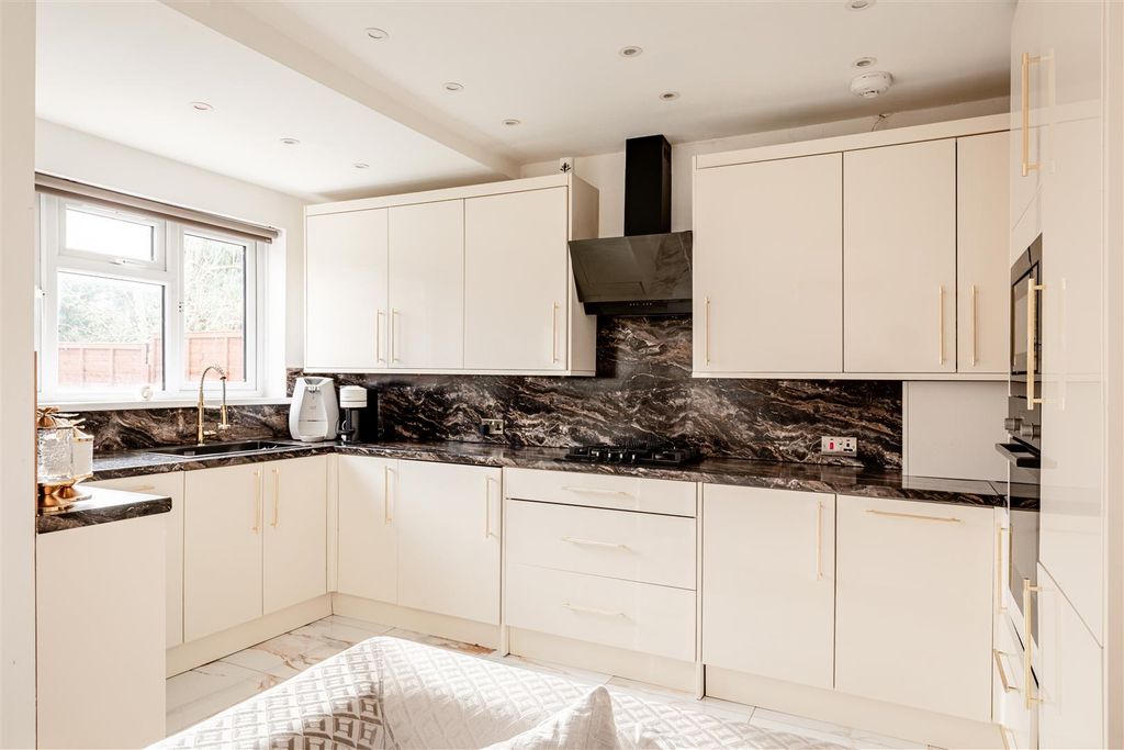 Property photo 3 of 15 Greenford Road-5.Jpg