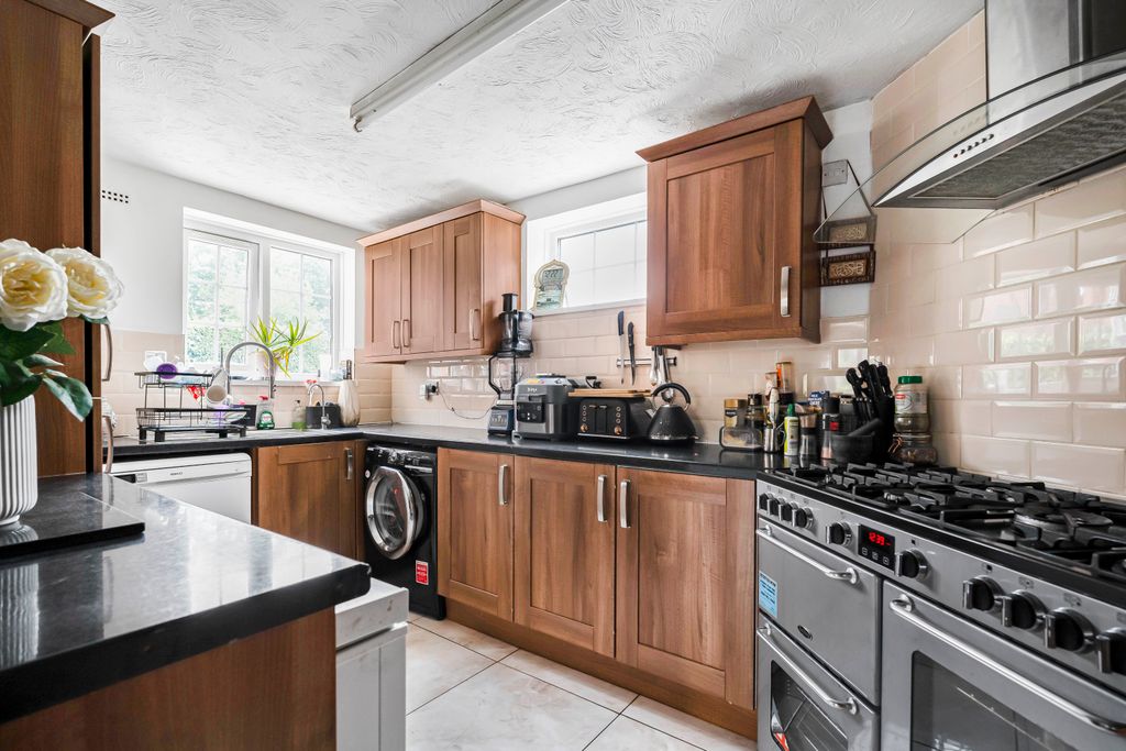 Property photo 3 of 12 Kitchen