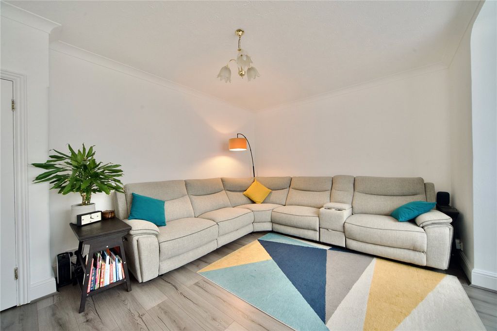 Property photo 3 of 13 Lounge