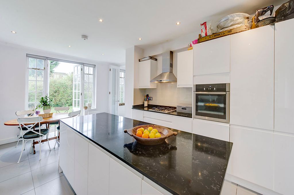 Property photo 2 of 11 Kitchen