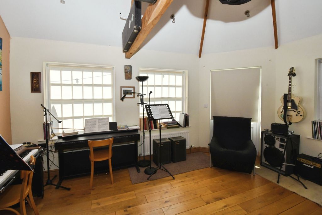 Property photo 3 of 29 Garden Room