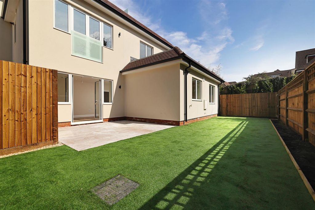 Property photo 2 of 12 1-Cobhamrd-Apt-2-Garden-7907.Jpg