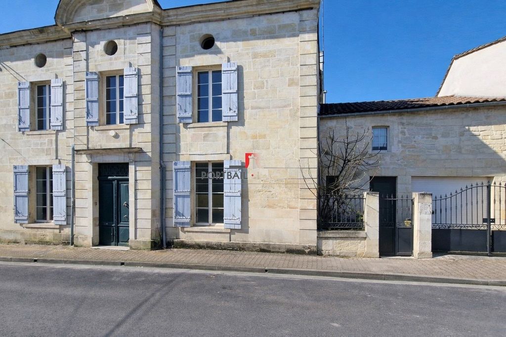 Property photo 1 of 12 House For Sale In Saint-André-De-Cubzac