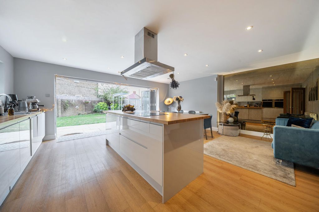 Property photo 1 of 19 Kitchen
