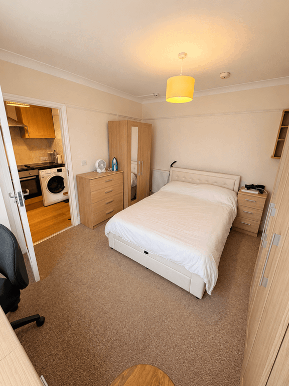 Property photo 1 of 11 Large Bedroom With Garden Access – Southgate N14