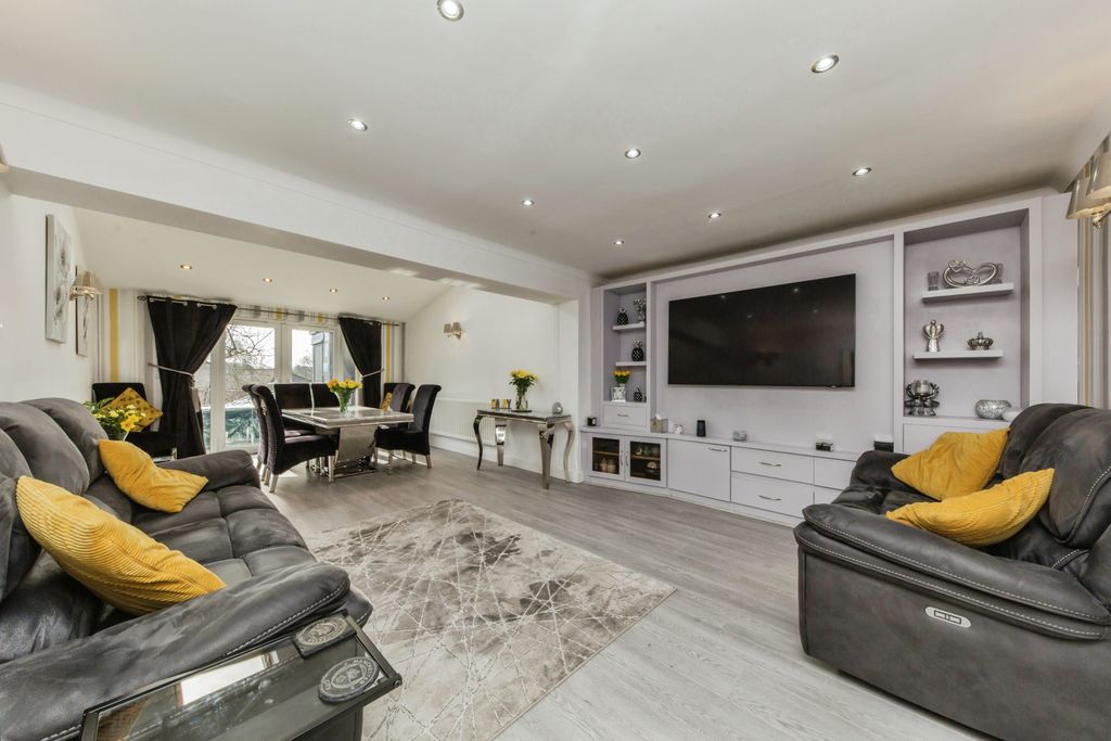 Property photo 2 of 17 Lounge