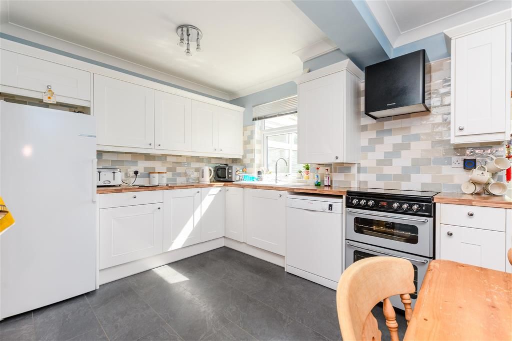Property photo 3 of 10 Kitchen