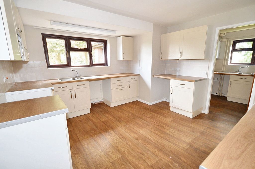 Property photo 3 of 8 Kitchen