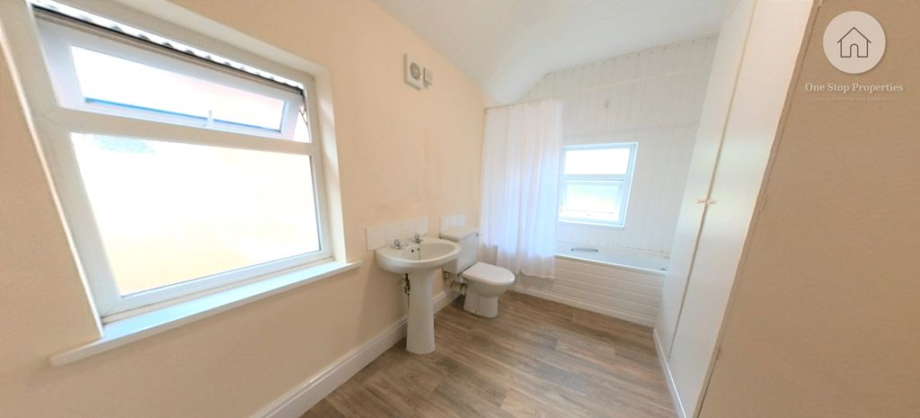 Property photo 2 of 10 Bathroom (2) Wm 1