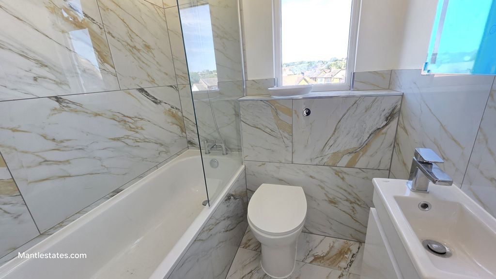 Property photo 2 of 11 Bathroom