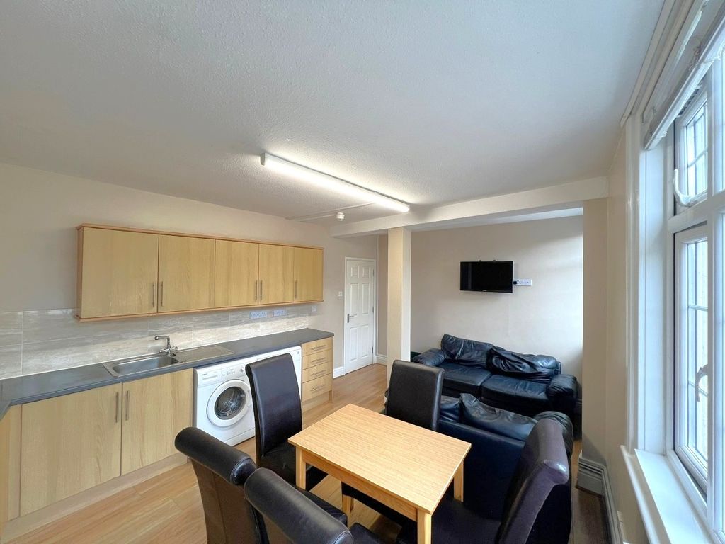 Property photo 3 of 11 A Bright And Well-Maintained Living Room Featuring...