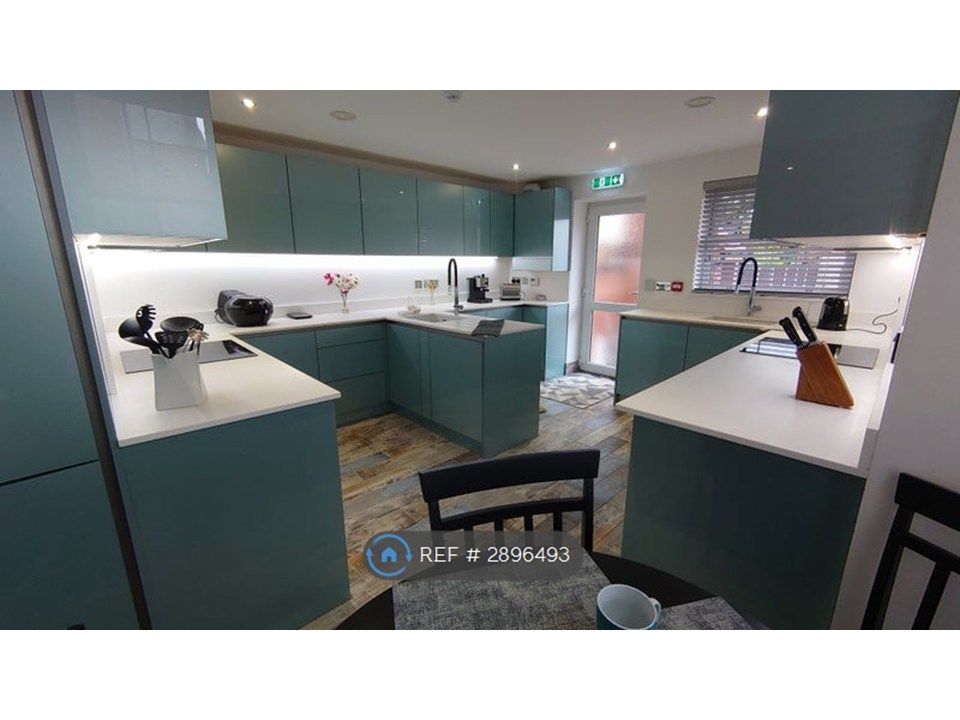 Property photo 1 of 7 Spacious Modern Kitchen