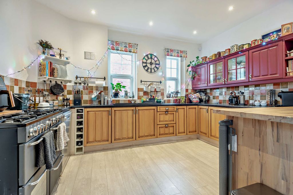 Property photo 2 of 32