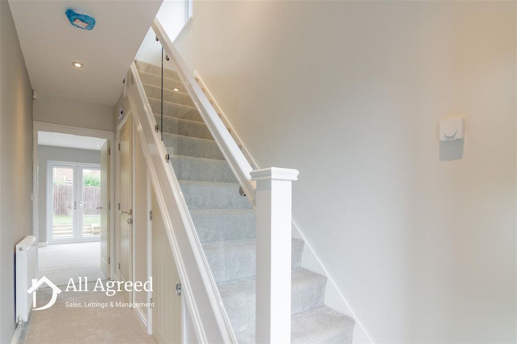 Property photo 2 of 18 Entrance Hall