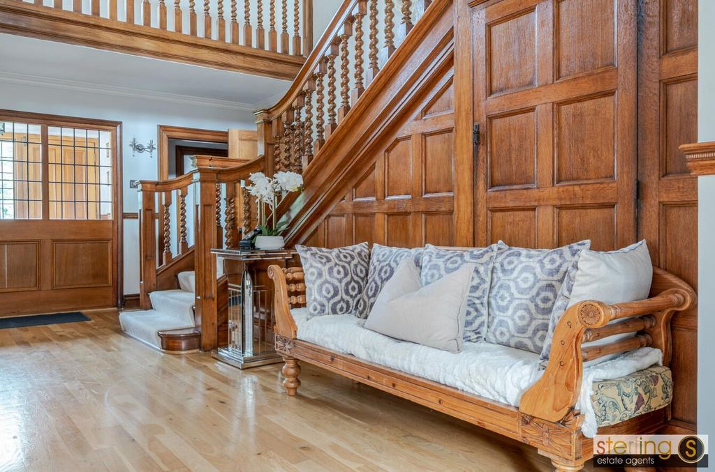 Property photo 2 of 62 0Fb93Aef-831F-40Ed-8d36-B975Bbdf9E35.Jpg