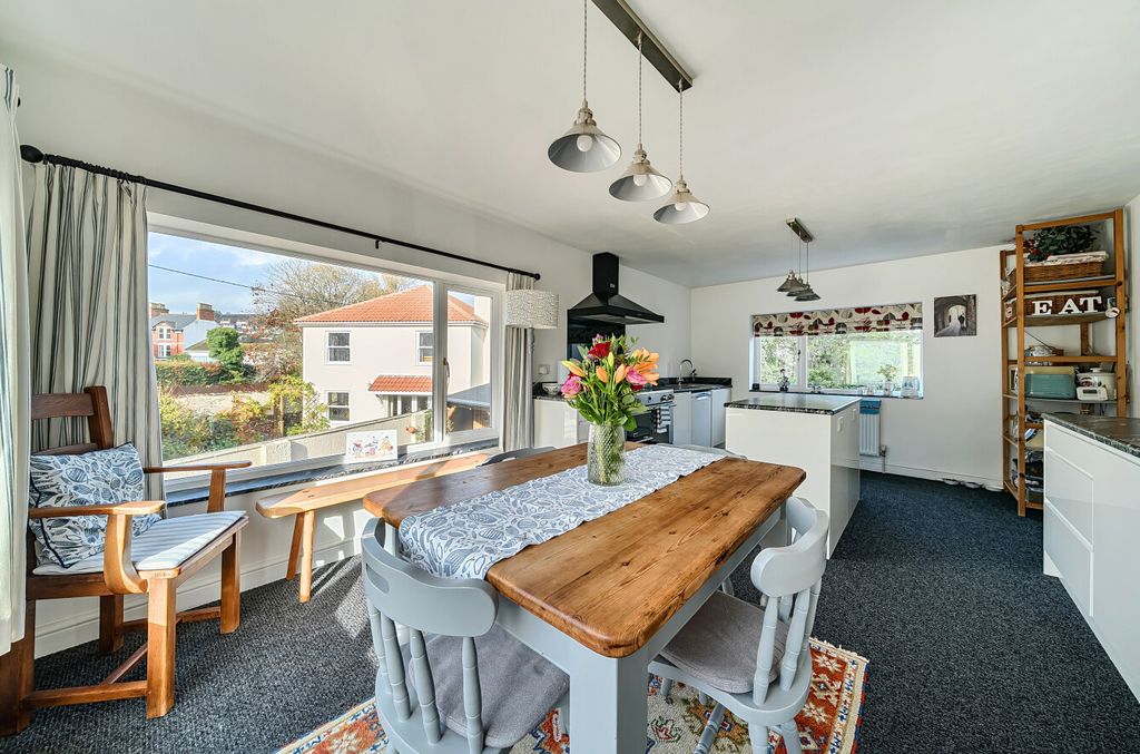 Property photo 3 of 23 Kitchen/Breakfast