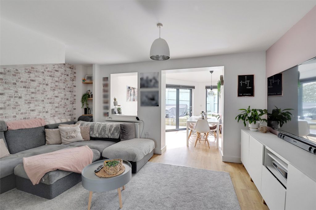 Property photo 2 of 15 Picture No. 21