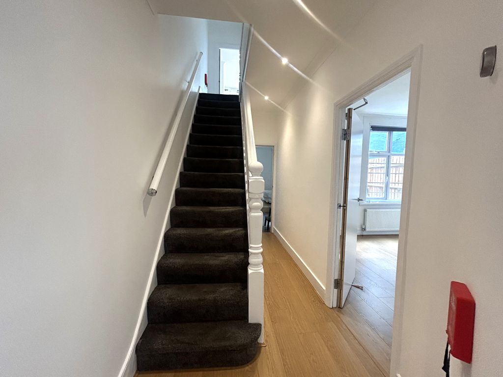 Property photo 3 of 16 Image00009